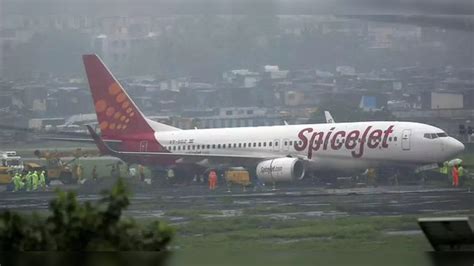 SpiceJet flight turbulence: 2 out of 14 injured passengers admitted to ...