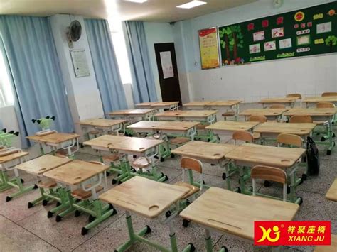 潮州城南中英文学校用的原木风格课桌椅是怎样的？-祥聚座椅