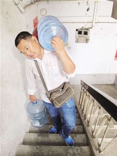 送水工每天送2吨多桶装水 肩扛水桶一口气爬5楼_大豫网_腾讯网
