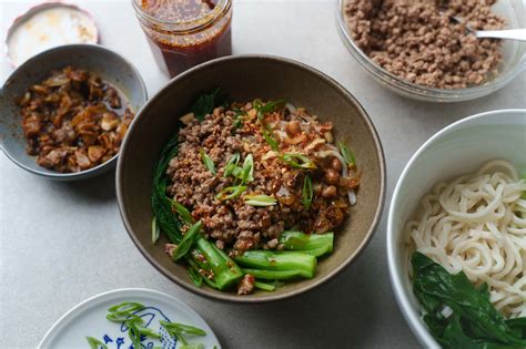 Spicy Sichuan Dan Dan Noodles Recipe - Hungry Huy