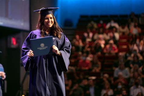 FAU | APLU Names FAU 2022 Degree Completion Award Winner