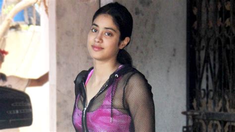 Janhvi Kapoor's pink sports bra will add a playful pop to your gym ...