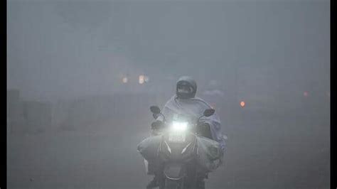 Low visibility amid dense fog in Gurugram as mercury rises to 5.3°C