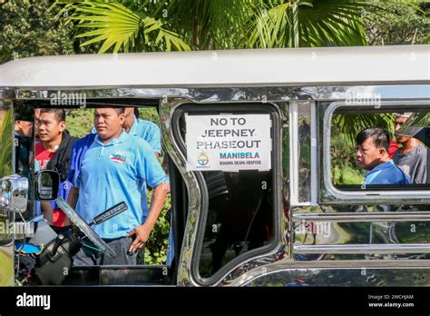 Quezon City, Philippines. 16 janvier 2024. Des chauffeurs de jeepney et ...