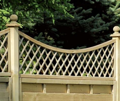 English Trellis ‘Crescent Top’ 1.8m x 0.4m x 30mm - Woodstoc - Outside ...