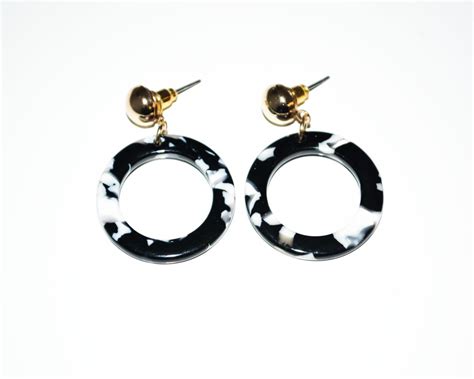 Dazzling Earrings gold stud with black/white plastic | lyko.com