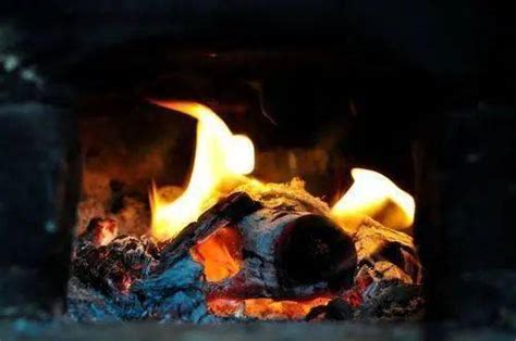 与火的一个木头燃烧的火炉在老山hom点燃的火炉 库存照片. 图片 包括有 乡情, 烹调, 发展, 燃烧, 主厨 - 52784166