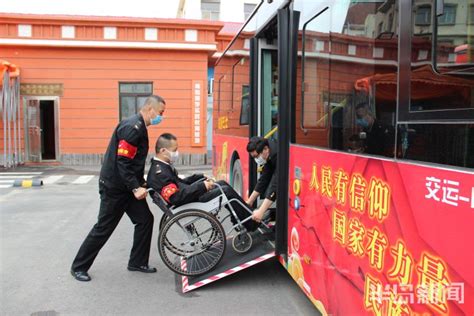 青西快线驾驶员换位体验 切实保障残障人士乘车方便 - 封面新闻