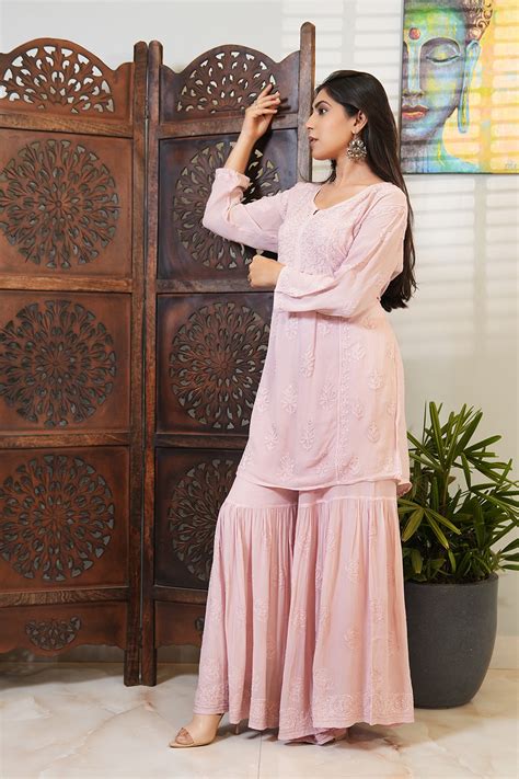 Affordable Handmade Premium Kurtis, Dupattas, & Sarees | Viharrni