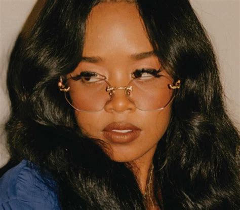 SINGER H.E.R.- Giving Back and Finding My Inner Princess | People US ...