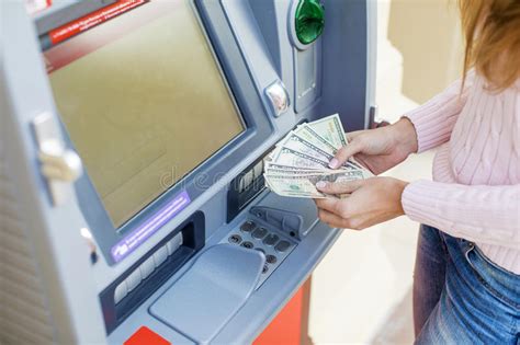 大堂经理告诉我，银行让储户去ATM取款名义上是为了节约时间_转账_机器_业务