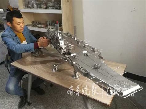 烟台小伙历时两年 纯手工打造不锈钢“辽宁舰”_央广网