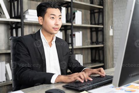 Business Man Using Computer Image 的图像结果