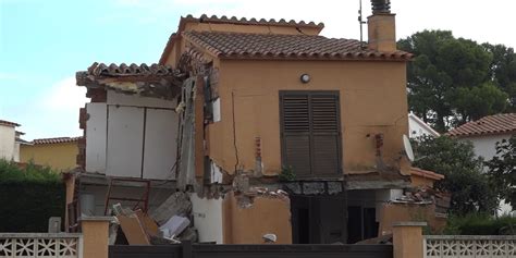 S'esfondra una casa a l'Avinguda Montgó de l'Escala - Canal 10 Empordà