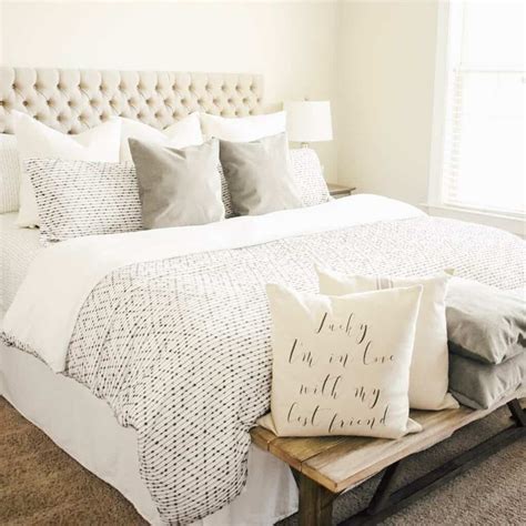 28 Cozy Bedrooms With Neutral Cream Headboard Upholstery Ideas
