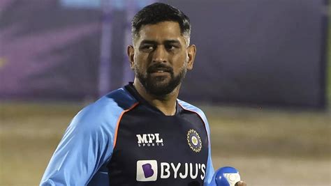 MS Dhoni receiving treatment for knee pain by local vaidya in Ranchi ...