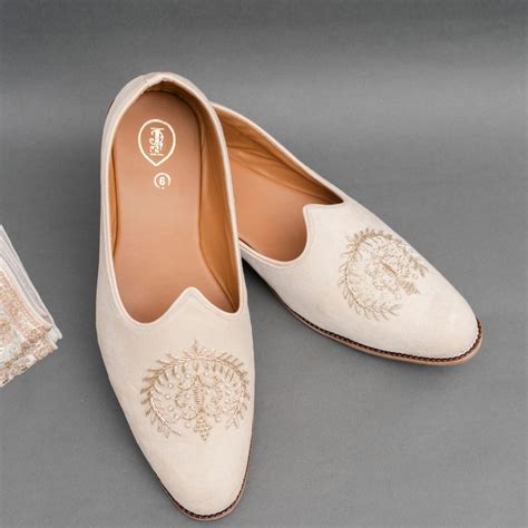 Off white mojdi with golden machine work – raaya.in