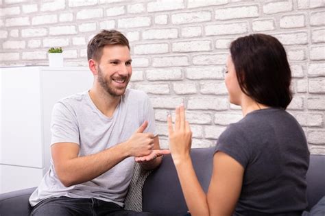 Couple communicating with sign language | Premium Photo