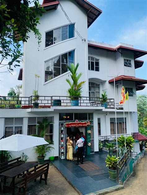 PARAMOUNT HOTEL PUSSELLAWA (Nuwara Eliya) - Hostel Reviews, Photos ...