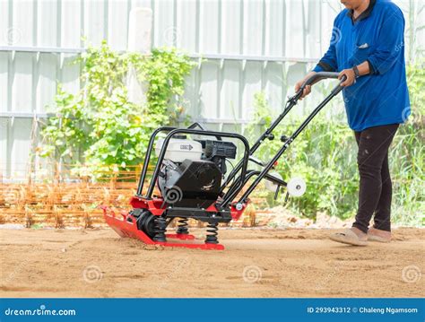 Using a Vibrating Plate Compactor On Sand 的图像结果