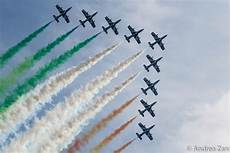 sede frecce tricolori in tanti con gli occhi al cielo per le frecce tricolori sede frecce tricolori in tanti con gli occhi al cielo per le frecce tricolori