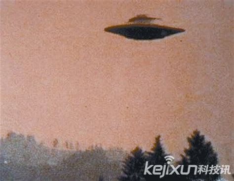 UFO最新消息: 巨型UFO通过虫洞来到地球