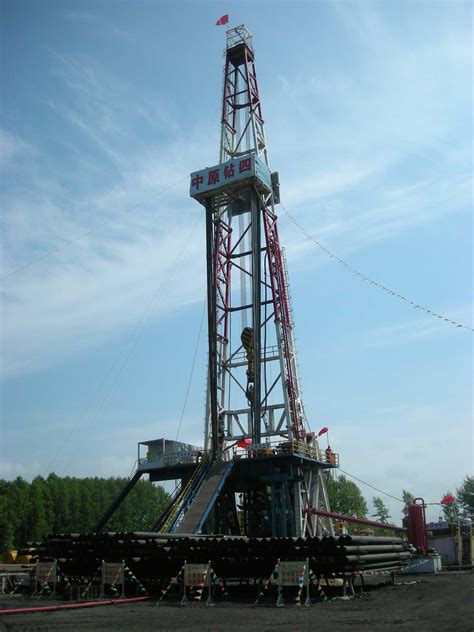 中原油田在八五三分公司第四管理区七作业站钻探石油、天然气-红兴隆北雁现代化农机