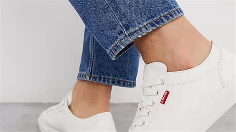 Las zapatillas Levi's perfectas para pies anchos que no cuestan ni 40 ...