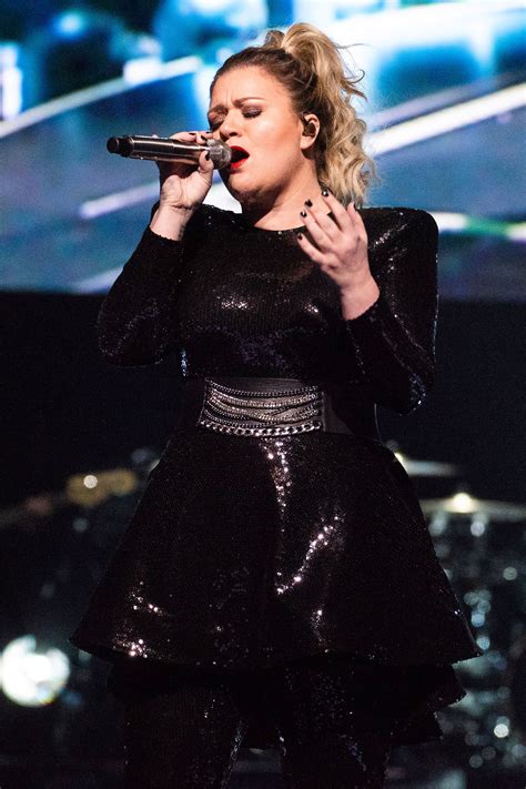 Kelly Clarkson Performs Live 的图像结果