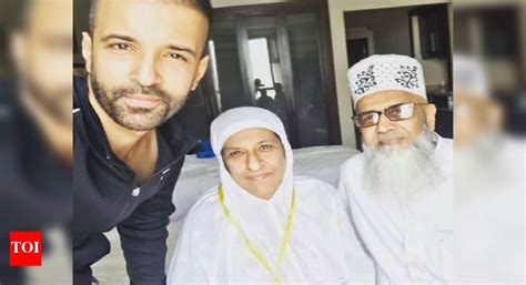 Aamir Ali expresses happiness after the Haj pilgrimage; shaves his head ...