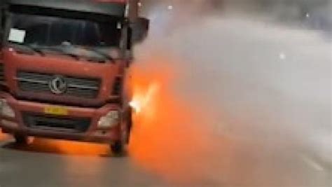 路遇货车起火，男子喊来自家工地洒水车帮灭火_凤凰网视频_凤凰网