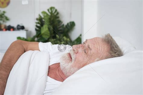 老年男子独睡头痛或做恶梦在房高清图片下载-正版图片506064119-摄图网