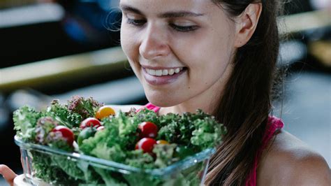 10 signs you aren't eating enough fiber & 10 signs you're eating way too much