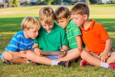 Kids Using Tablet 的图像结果