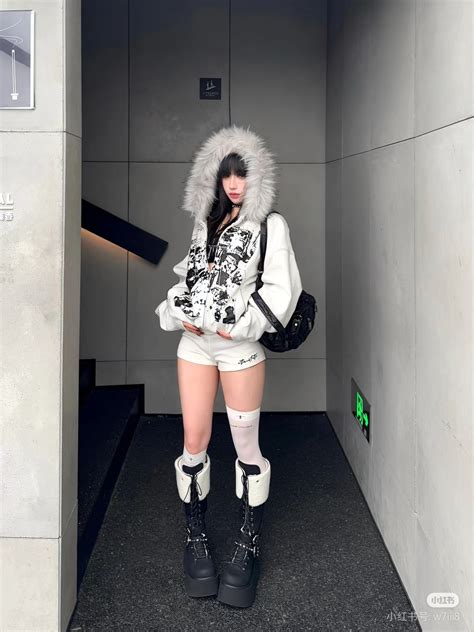 84 Graphic One-Shoulder Cropped Sweatshirt CF512 | Cute outfits, Casual ...