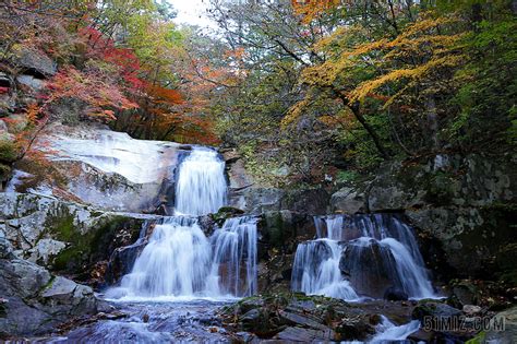 气势磅礴的瀑布坐落在风景优美的秋季泰山高山背景图片免费下载 - 觅知网