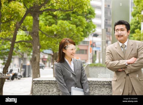 Two Business People Talking 的图像结果
