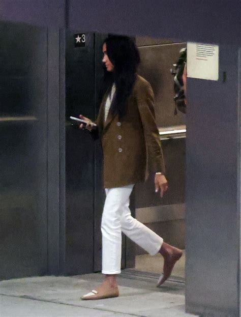 Meghan Markle u cipelama ravnog đona koje vizualno produžuju noge