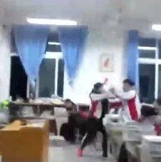 女老师扇学生遭打 打人者边打边叫人拍视频(图)_新闻频道_中国青年网