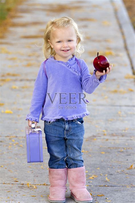小女生拿着苹果照片摄影图片_ID:144087367-Veer图库