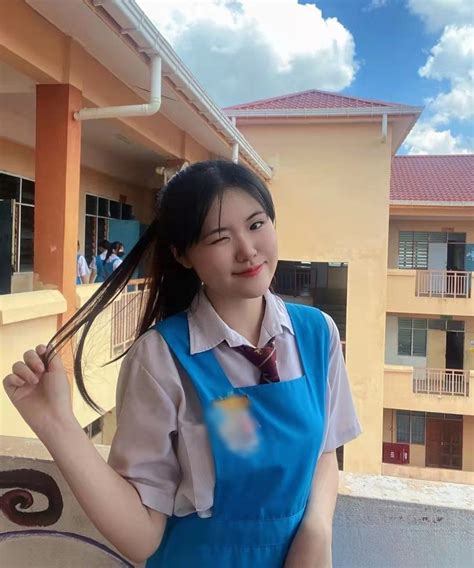 Pin by 校服控 on 马来西亚中学校服美女 | School pinafore, School girl, Girl