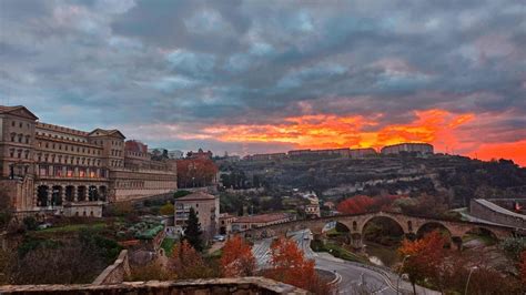 El alba de la Cova de Sant Ignasi y el Pont Vell
