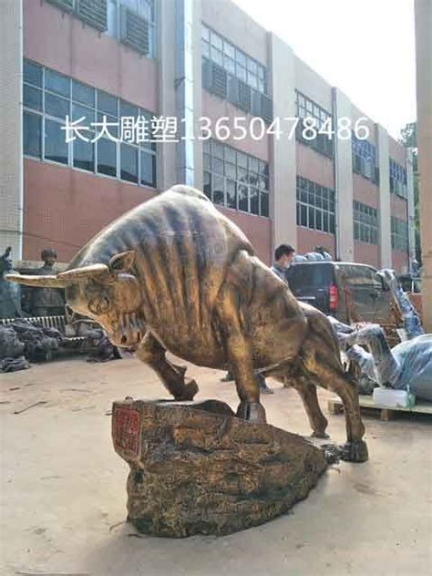玻璃钢牛雕塑，开荒牛雕塑_工程案例_广东长大雕塑