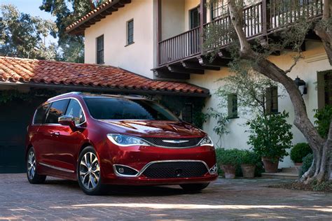 Chrysler Pacifica (2017) - picture 4 of 58