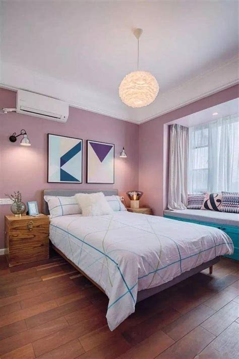卧室当然要铺木地板，温馨又大方，你喜欢哪种颜色？_灰色