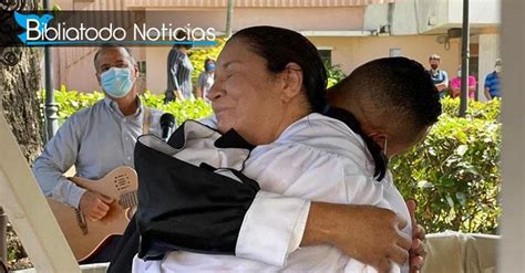 Pacientes y familiares se bautizan dentro de un hospital en Puerto Rico ...