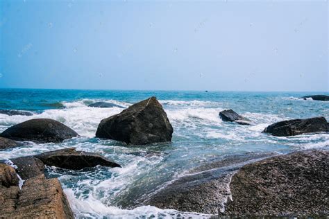 青岛白天大海海边拍打摄影图配图高清摄影大图-千库网