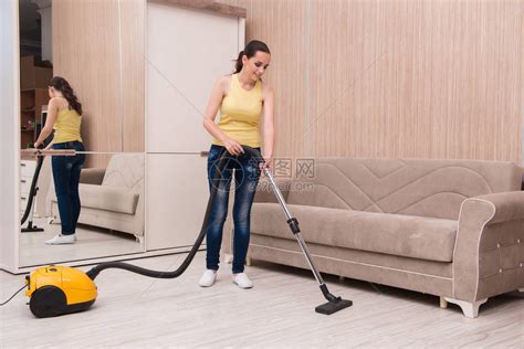 在家打扫卫生的年轻女子高清图片下载-正版图片503387229-摄图网