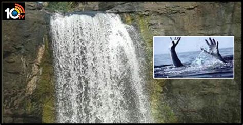 సెల్ఫీ మోజులో జలపాతంలో పడి ఐదుగురి మృతి | Five Men Drown While Trying ...