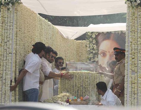 श्रीदेवी की अंतिम यात्रा: पिता का सहारा बने अर्जुन कपूर, तस्वीरों में ...